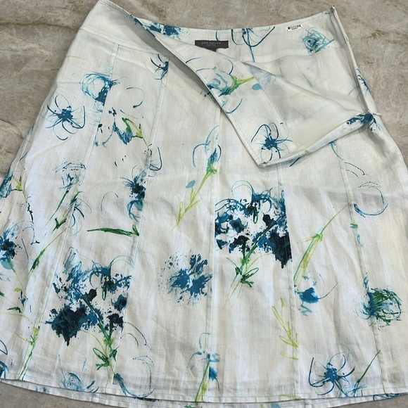 Ann Taylor | 100% Linen Floral Pencil Skirt |‎ White & Blue | Petite Size 4 (4P) - Picture 2 of 10